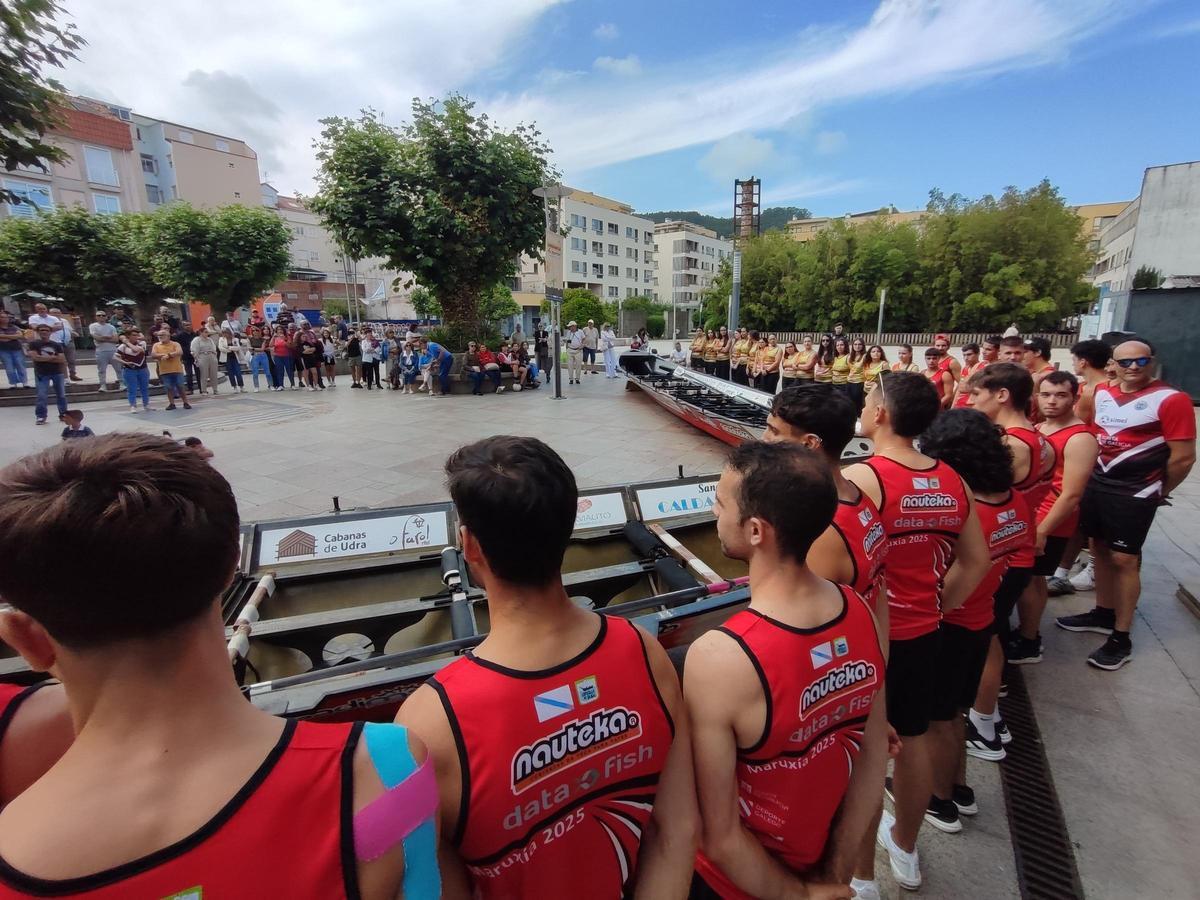 Un momento de la presentación de las traineras del Club do Mar Bueu.