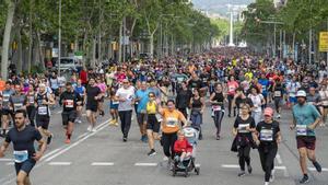 Los participantes descienden por Passeig de Gràcia durante la Cursa de El Corte Inglés.