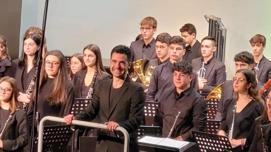 Rafael Agulló, director de la banda, junto a su grupo