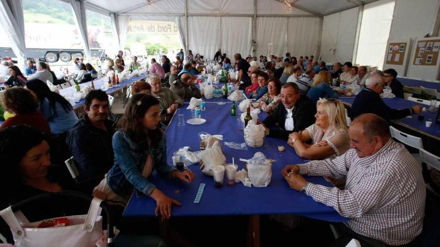 Asistentes a la comida popular de Pillarno, en la carpa.