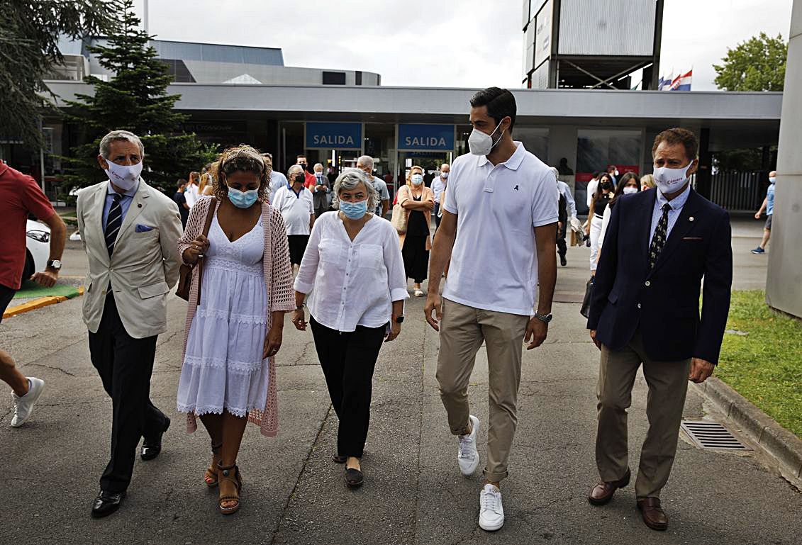 Un momento del paseíllo arropado por López Ferrer, Beatriz Álvarez, Ana González y Félix Baragaño. | Ángel González