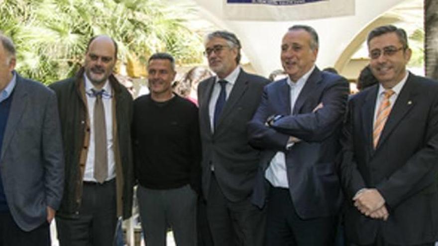 El presidente de Pamesa, Ferrnando Roig, con el entrenador del Villarreal, los directores generales de Editorial Prensa Ibérica y el delegado de Levante de Castelló.