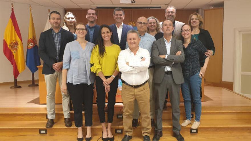 De izqda. a dcha, en la primera fila, Yaiza Pérez, Nieves García, José Moreno y Pedro Sánchez: en el medio, Sergio Vega, Roberto Ramírez y Ana María Mayor; y en la tercera fila, Minerva Pérez, Marcos Rufo, Santiago Rodríguez, Ana María Gopar, Francisco García y Antonia Álvarez. Faltaron por temas personales Rubén Bordón y Francisco Guedes.