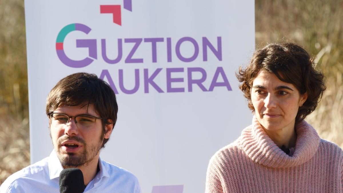El ex secretario general de Podemos Euskadi, Lander Martínez, junto a Rosa Martínez