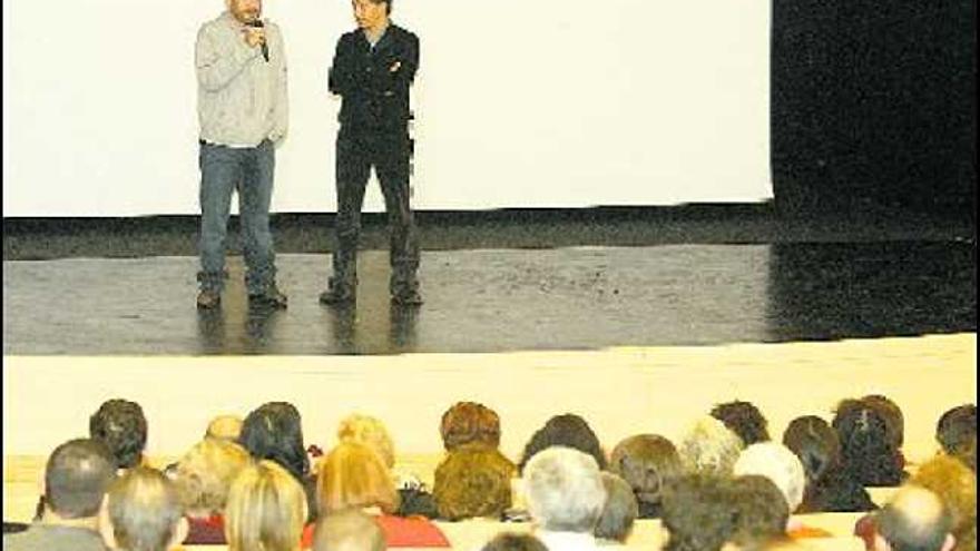 Por la izquierda, Tomás Fernández e Ismael G. Arias, director de la Casa de Cultura, durante la presentación.