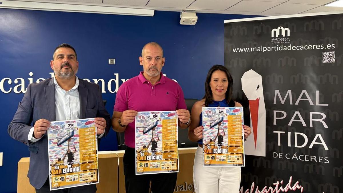 Alberto Fernández, de Cajalmendralejo, Alfredo Aguilera, alcalde de Malpartida de Cáceres, y Pilar Alcantara, del BAM, durante la presentación del 3x3.