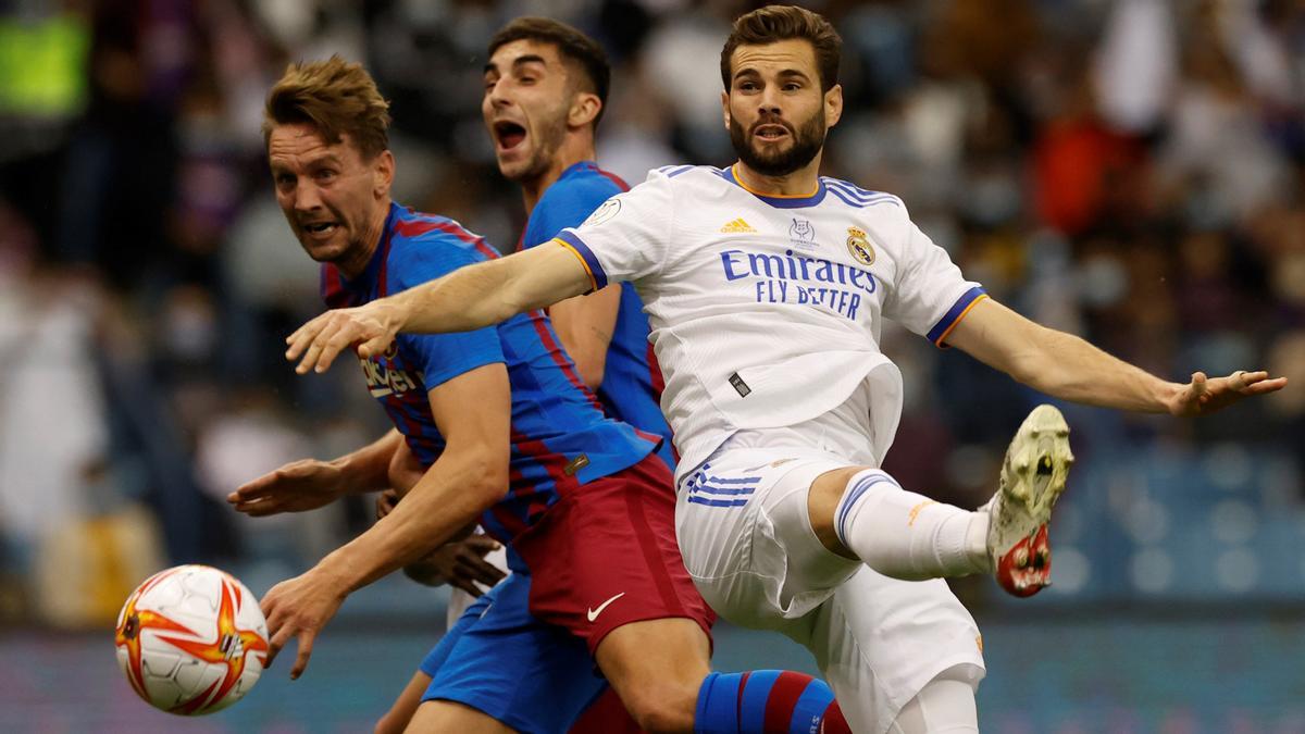 Nacho despeja un balón ante el acoso de Luuk de Jong.