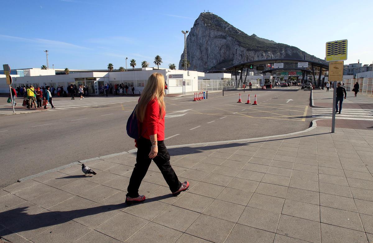 Vista de la frontera entre Gibraltar y España, a la que hay que llegar cruzando La Línea.