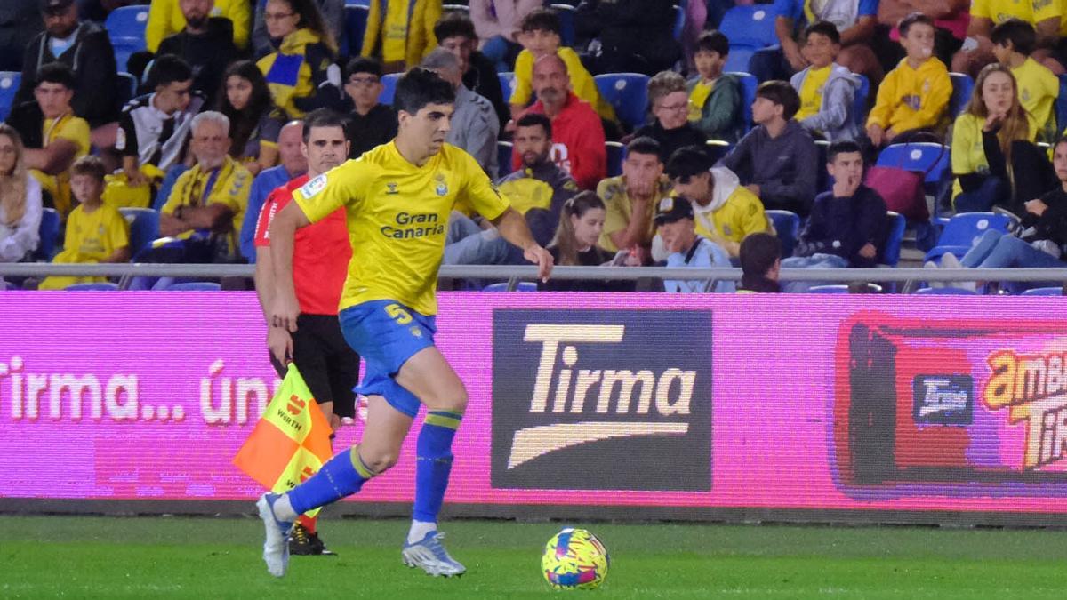 Clemente avanza con el balón controlado en el partido con Las Palmas ante el Racing.