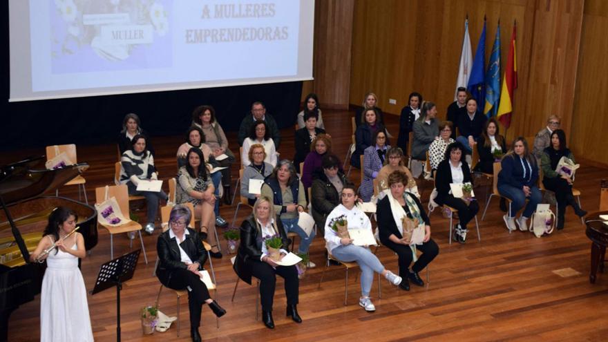 Un momento del homenaje, celebrado en el Auditorio de Valga.