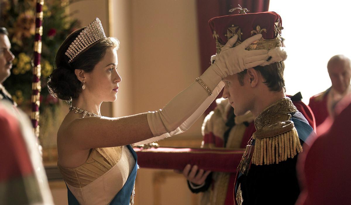 Isabel II y Felipe de Edimburgo compartiendo un momento protocolario