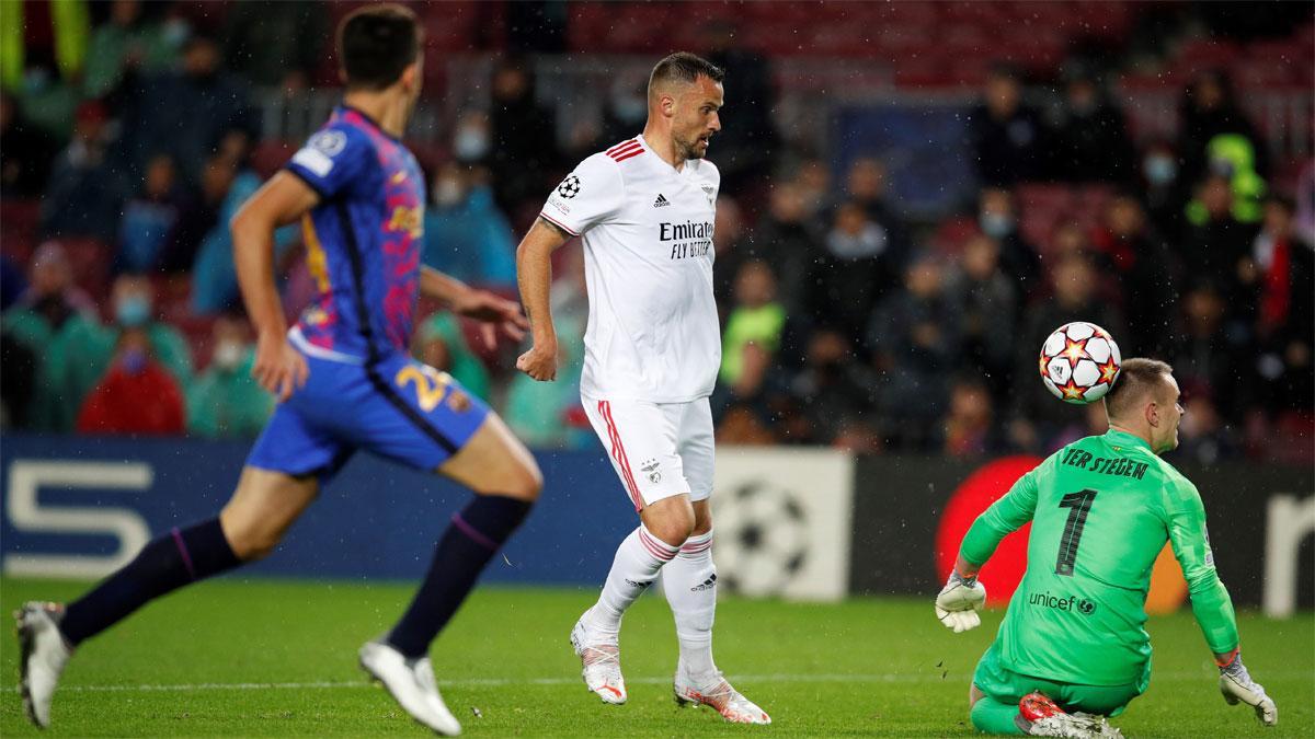 El increíble error de Seferovic a puerta vacía que pudo condenar al Barça
