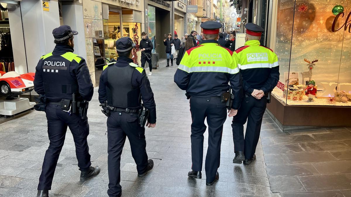 Patrulla conjunta de agentes de la Guardia Urbana de Badalona y Mossos d'Esquadra.