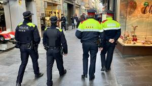 Patrulla conjunta de agentes de la Guardia Urbana de Badalona y Mossos d’Esquadra.