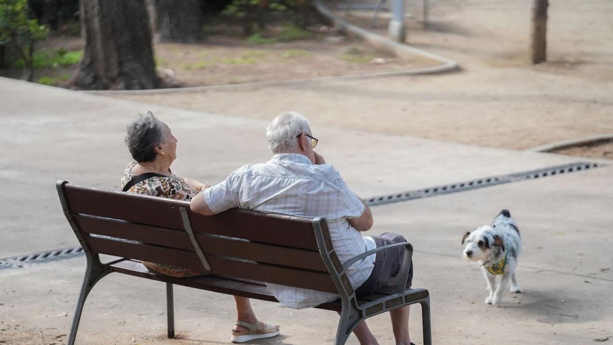 Dos personas mayores disfrutan de la tarde en Barcelona.