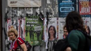 Propaganda electoral de Vox en las calles del barrio de Cerdanyola, en Mataró.