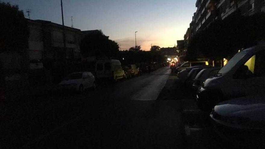 La calle Florencio Rodríguez, sin luces, ayer de madrugada.