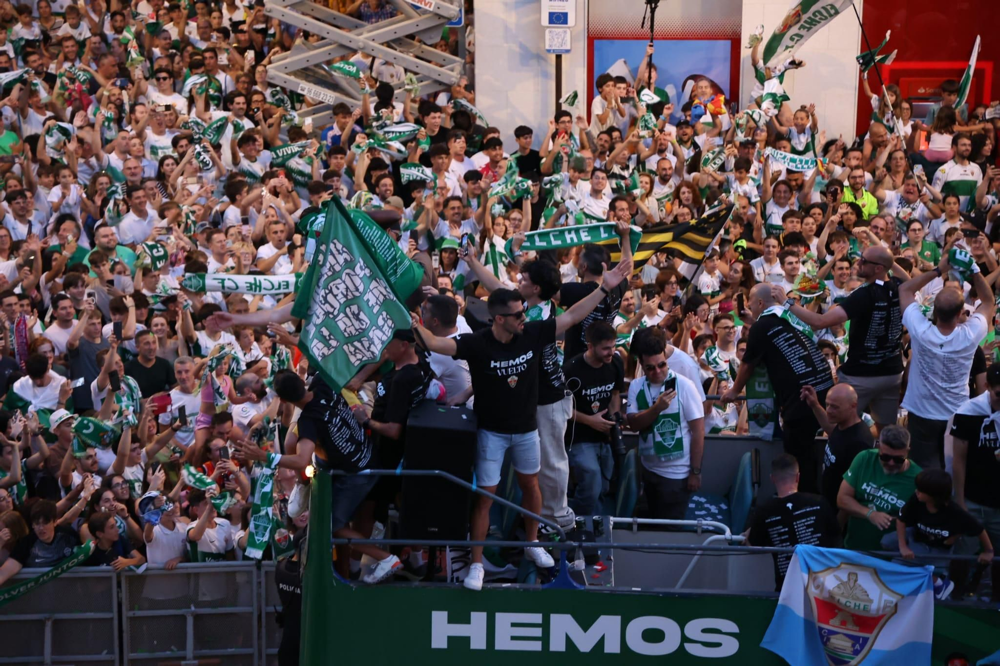 El Elche CF celebra el ascenso a Primera con una rúa en autobús hasta la Plaça de Baix