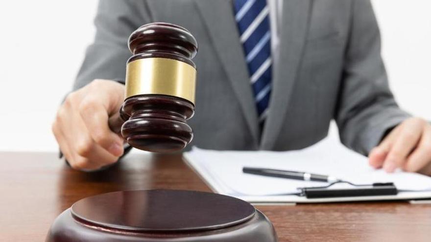 Un jutge enxampat pel rastre de ChatGPT: la IA entra als tribunals i encén totes les alarmes