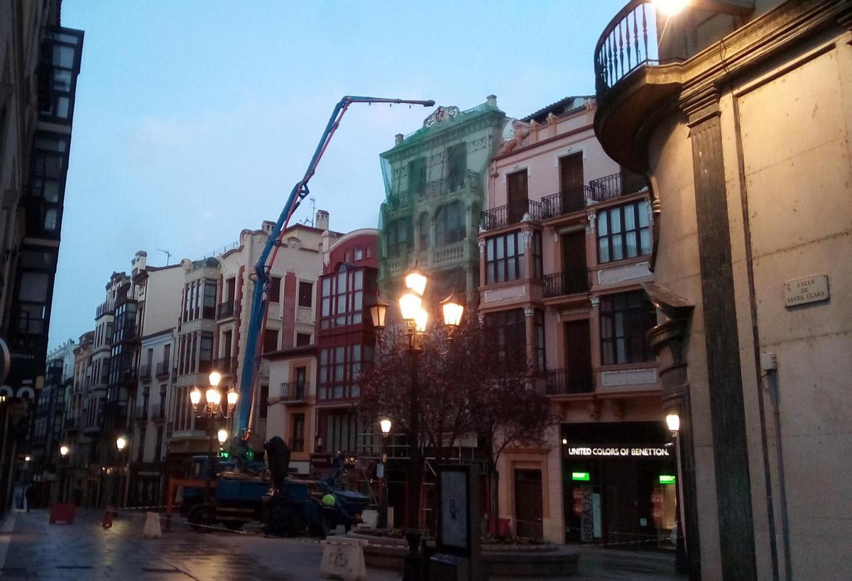 Grúa en la plaza de Sagasta.