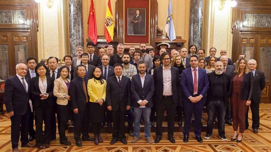 Miembros de la delegación china posan junto al Gobierno local y representantes del sector económico coruñés.