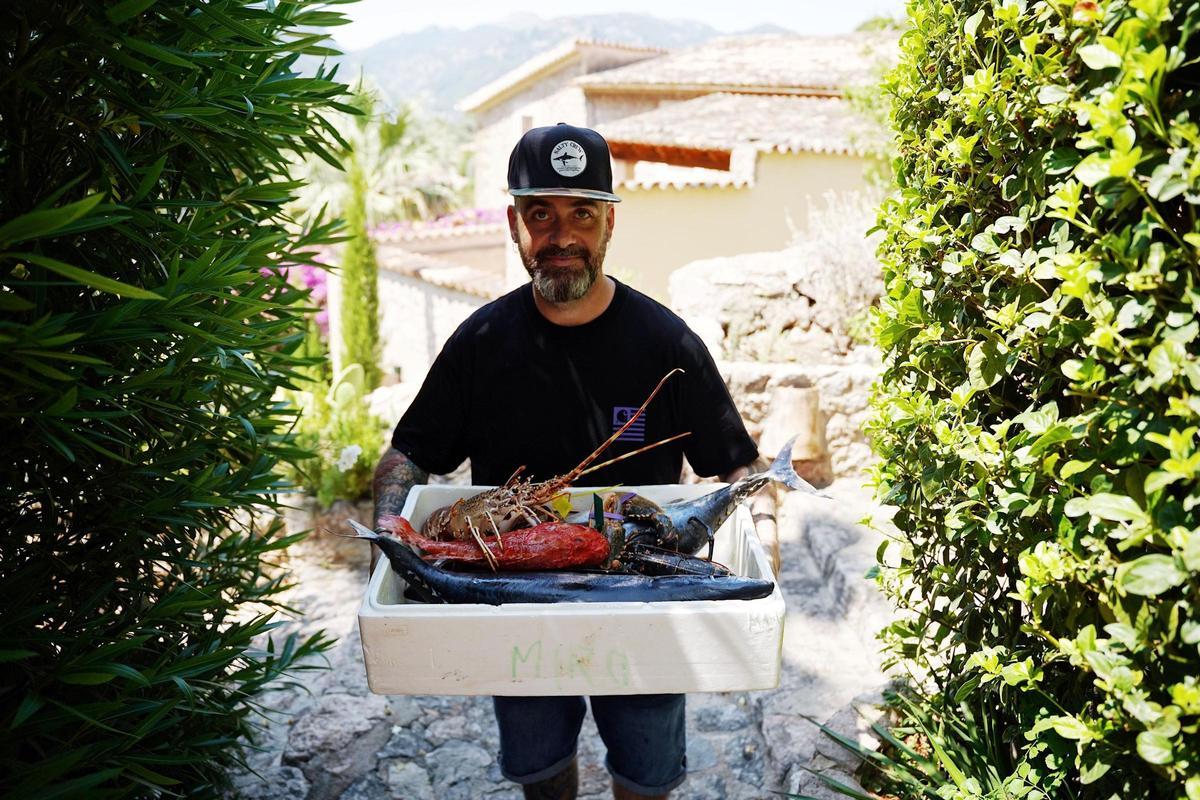 Marcos Servera muestra el pescado del día con el que elabora sus recetas en el restaurante Ritma (Fornalutx, Mallorca).