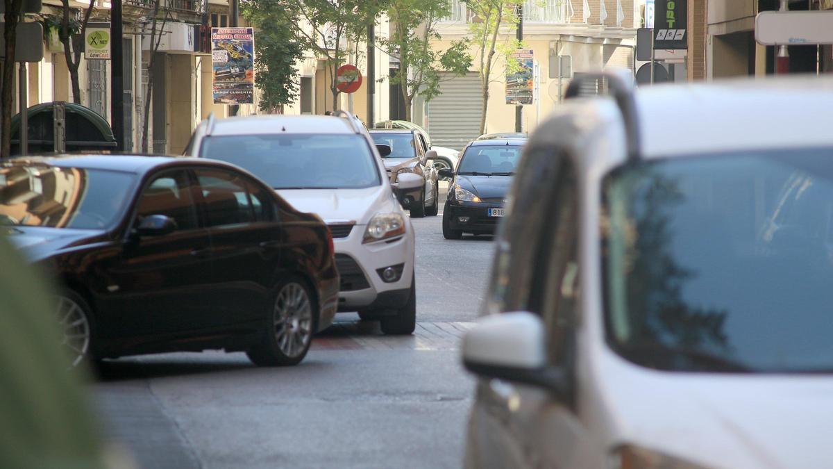 Tráfico de coches en una calle de Gandia.