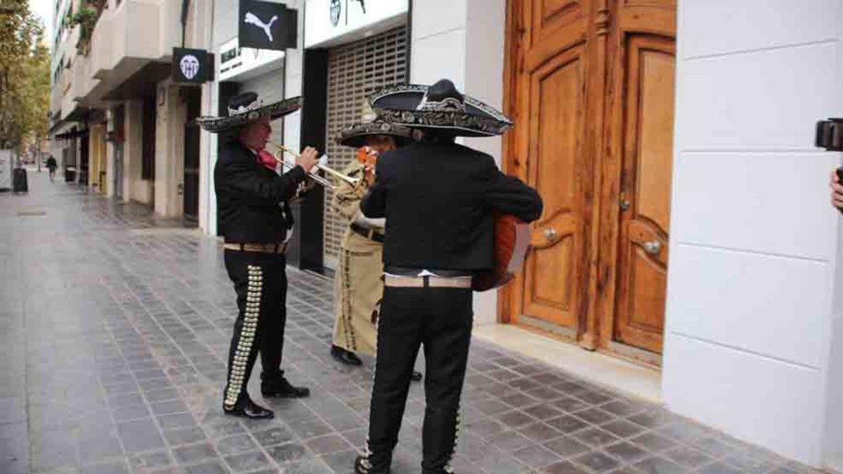 Los mariachis recibieron a Peter Lim