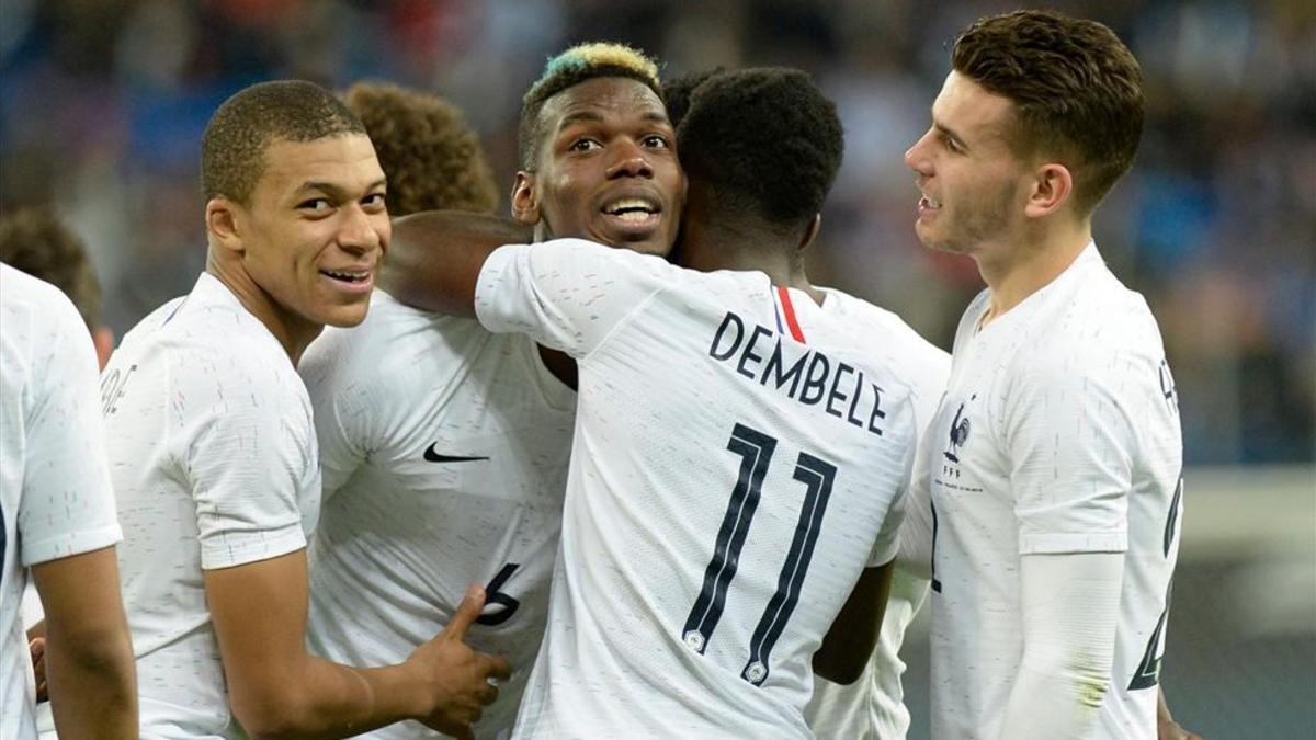 Los franceses abrazan a Pogba tras su gol