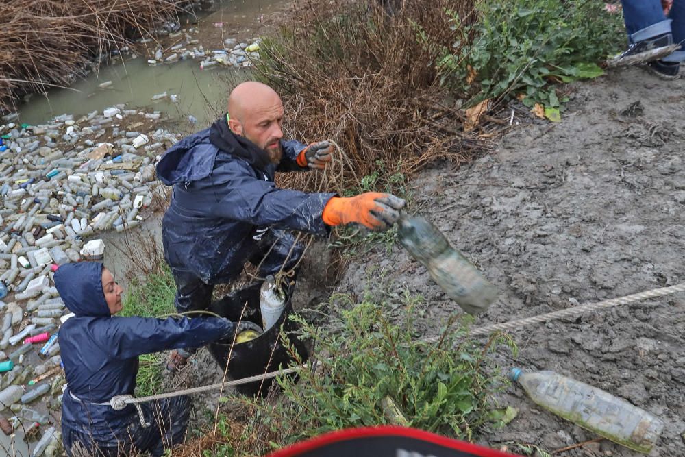 Retiran diez toneladas de residuos en el azarbe de Pineda