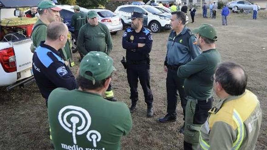 Fuerzas de seguridad y forestales, ayer, en Saídres. // Bernabé/Javier Lalín