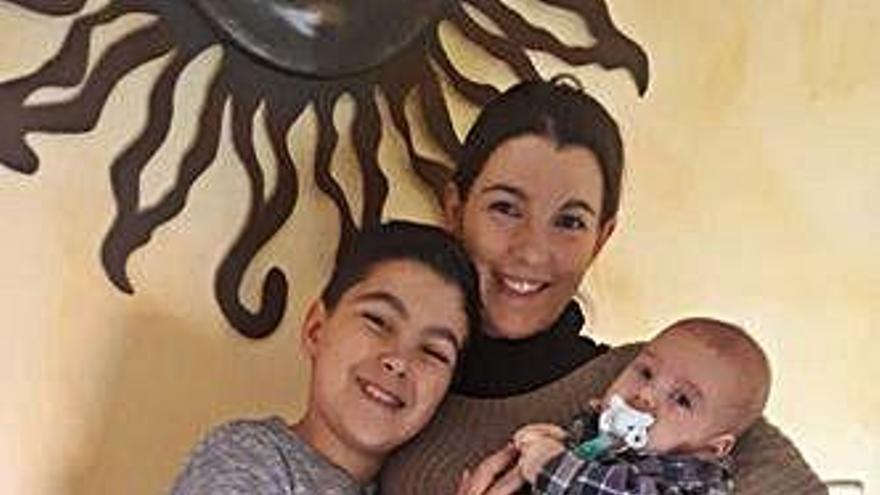 Jessica González y sus hijos Víctor y Álvaro.