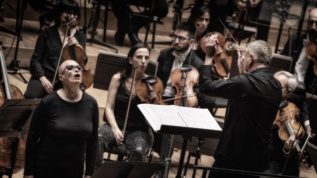 Ángeles Blancas junto con Alexander Liebreich representando Medea en el Palau de la Música