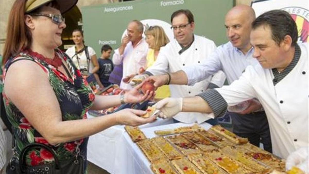 Degustación de la coca de frutas solidaria en Lleida.