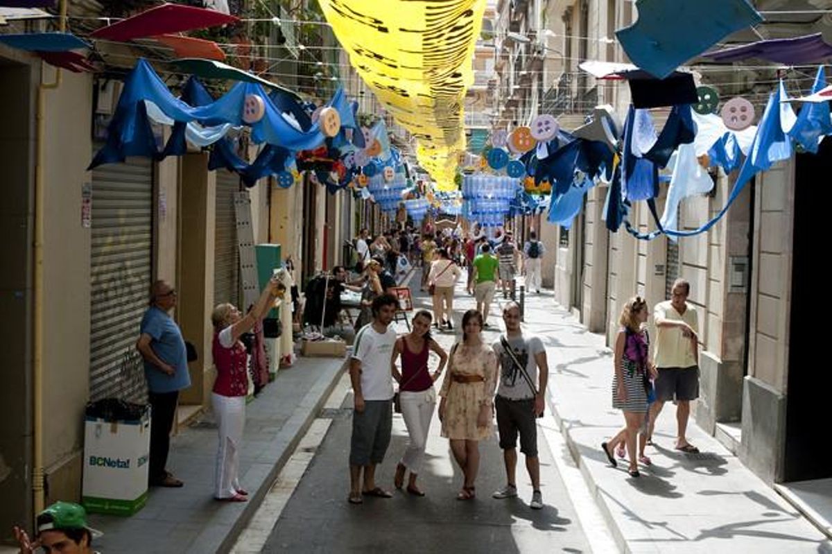 Un grupo de visitantes posan en la calle de la Llibertat.