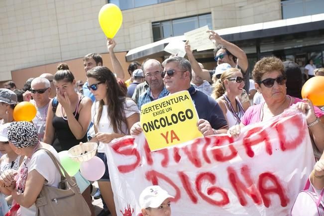 FUERTEVENTURA - Pacientes y vecinos en la concentración frente a las puertas del Hospital General de Fuerteventura Virgen de la Peña -