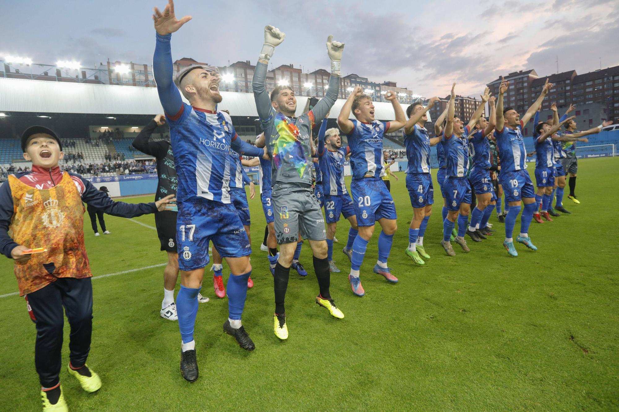 Las mejores imágenes del éxito del Avilés: los blanquiazules ganan 3-0 al Gérnika con la afición volcada