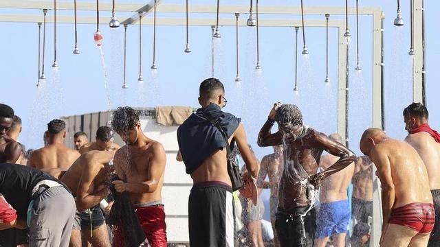 Multitud de migrants continuen acampats a la platja d’El Trampolín de Ceuta, aquest dimarts.