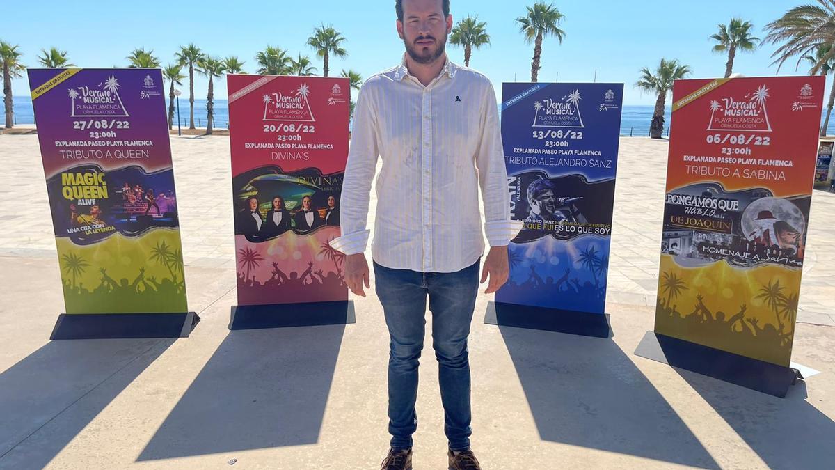 Antonio Sánchez, concejal de Festividades del Ayuntamiento de Orihuela, en la explanada de playa Flamenca