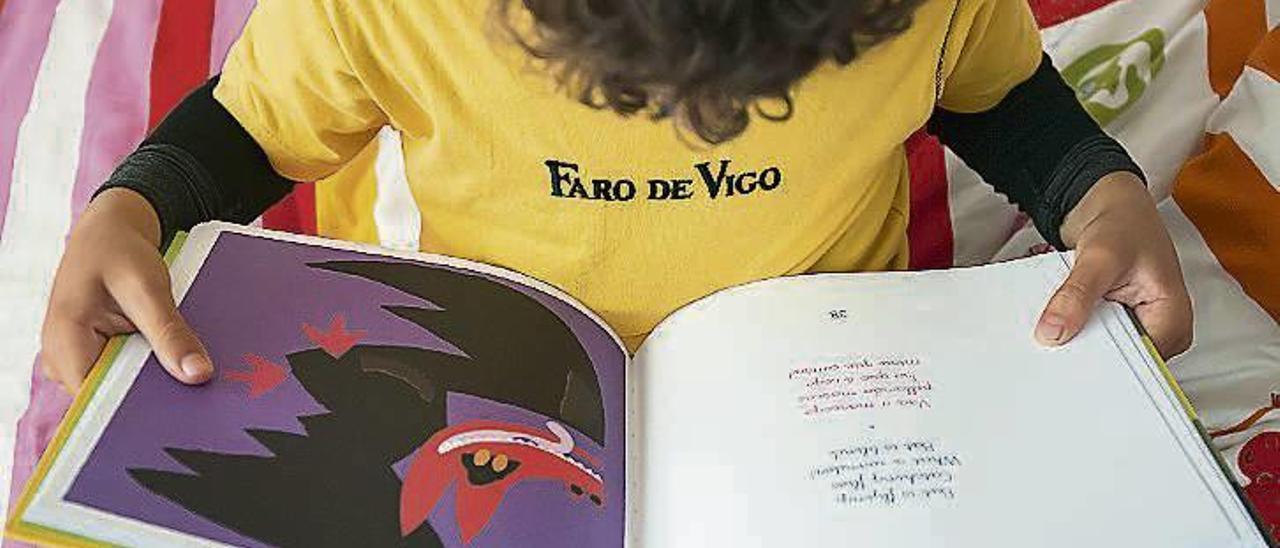 Un niño lee un cuento. // Eli Regueira