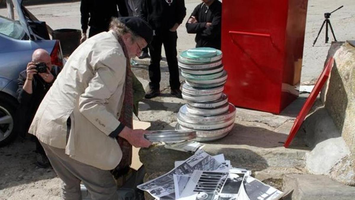 Miguel Herberg, junto a los rollos y fotografías de su filmografía que ya descansan bajo tierra.