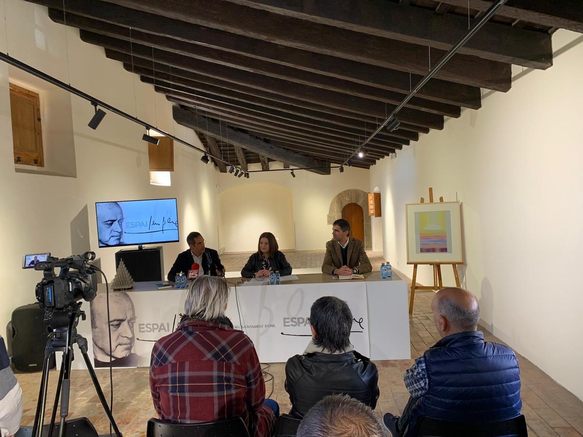 Presentación del Espai Sempere, este lunes, con la alcaldesa de Onil, Humi Guill, el concejal de Cultura, Raúl Ferrer, y Paco Linares