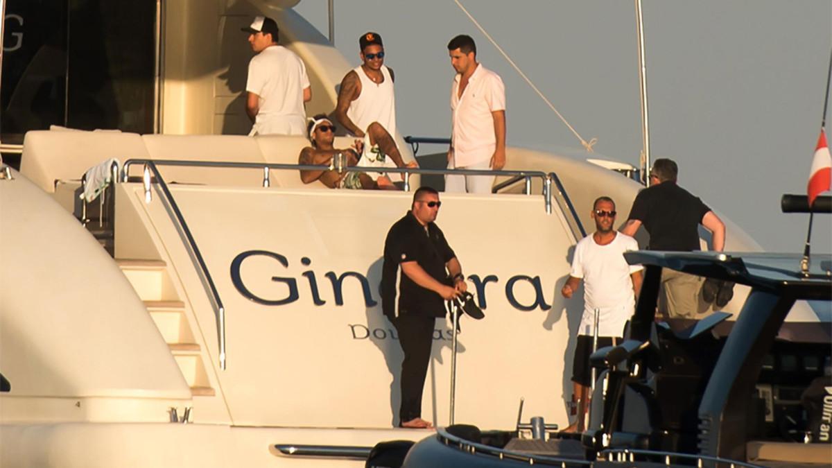 Neymar en la cubierta de un yate en la playa de Ramatuelle, el 7 de agosto dos días después de su presentación por el PSG