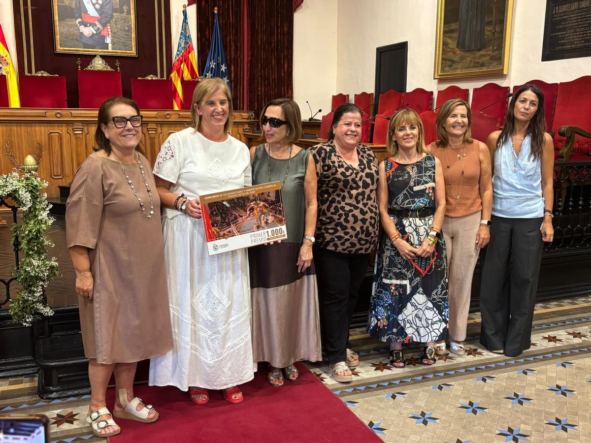 Grandes premios para los ganadores del concurso de escaparates de las Fiestas de Elche