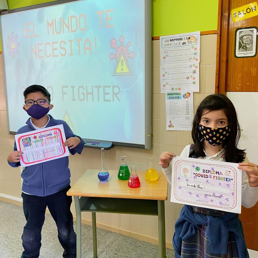 Sira Corrales y Nicolás Cuichan, del colegio Nazaret, con sus diplomas de &quot;Covid Fighters&quot;.