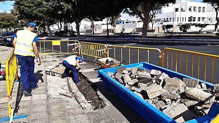 Obras de renovación de aceras, ayer, en la Vía Medular de Arrecife.