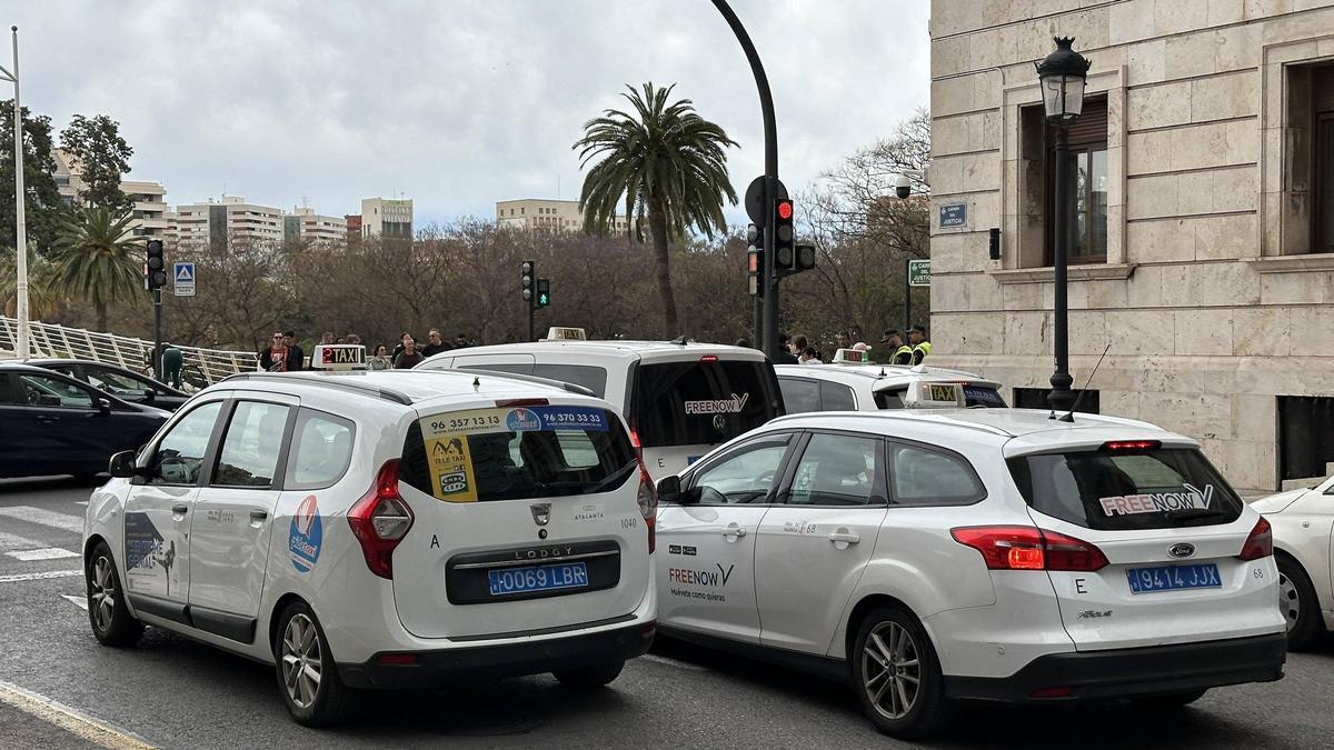 Taxis con el logo de Free Now rotulado en las puertas y ventanas, en una imagen de archivo
