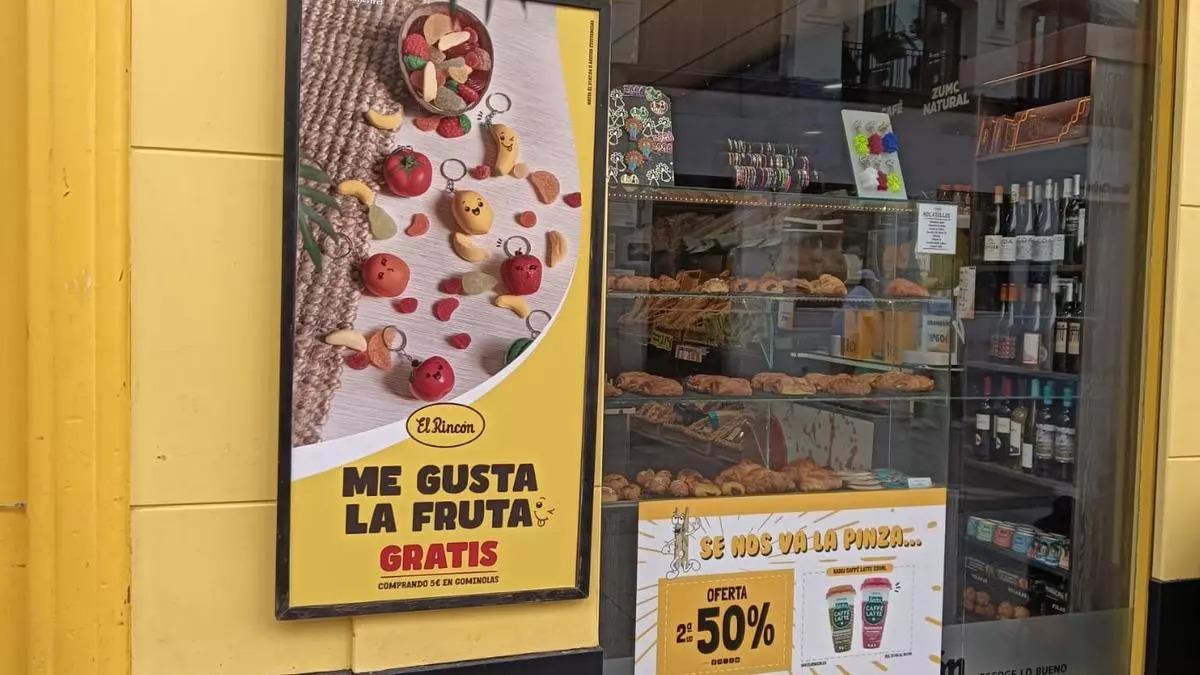 Un establecimiento de El Rincón y su campaña &quot;Me gusta la fruta&quot;.