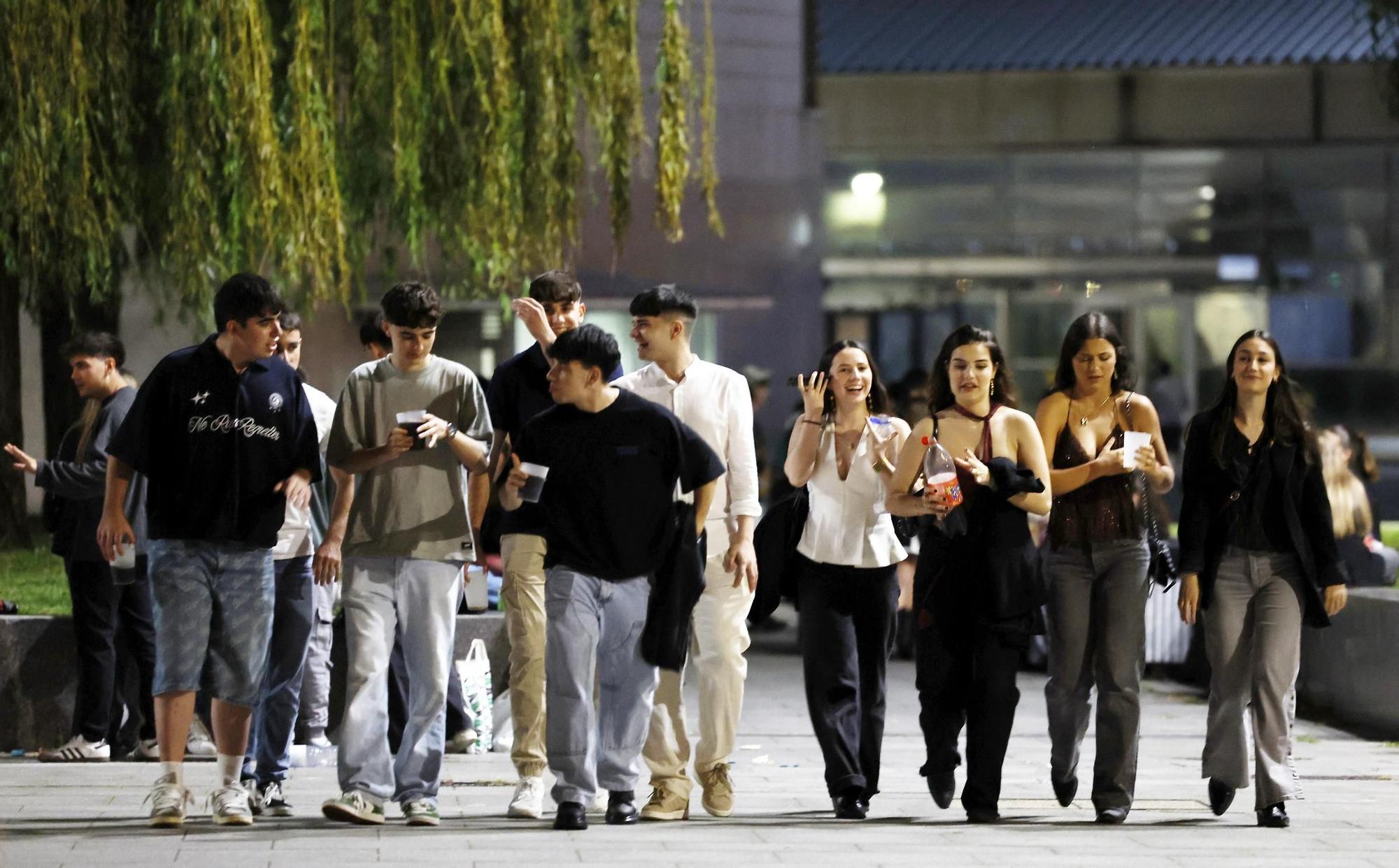 Estudiantes celebran el fin de los exámenes de la PAU y Universidad