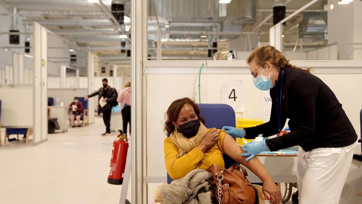 Madrid habilita el Zendal para vacunar sin cita contra la gripe.